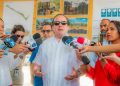 José Ignacio Paliza recorre el sector Las Lilas durante la supervisión del proyecto de recuperación del río Ozama.