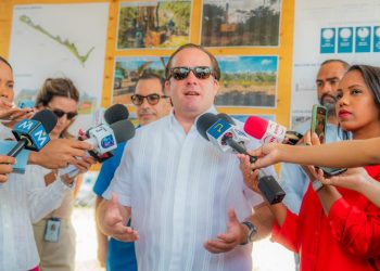 José Ignacio Paliza recorre el sector Las Lilas durante la supervisión del proyecto de recuperación del río Ozama.