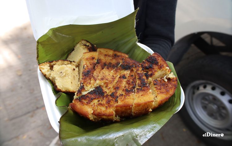 Uno de los platos típicos de Neiba, en la provincia Bahoruco, es el pan de maíz elaborado en fogón y leña. Este plato dulce puede ser comprado por un monto de RD$500.