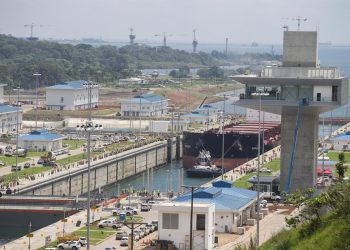 China rechaza las acusaciones de EE.UU. y defiende su postura frente a los buques panameños.