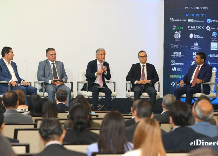 Panel “Recuperación, inflación y finanzas públicas”, moderado por Esteban Delgado.  | Foto de archico