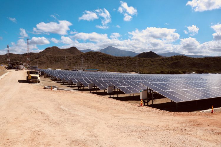 AES inauguró su primera operación 100% renovable en República Dominicana con la instalación del parque Bayasol de 142,920 paneles solares para producir 50 megavatios en Matanzas, Peravia.