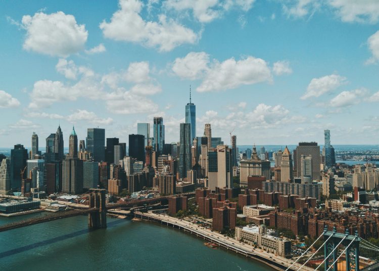 Nueva York (744) y el área de la bahía de San Francisco (675) destacan como las ciudades que reúnen más centillonarios. - Unplash.