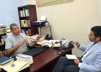 Carlos Tomás Morel Diplán, obispo auxiliar de Santiago y presidente del Seguro Sacerdotal, habla con Esteban Delgado, subdirector de elDinero, sobre el plan de pensiones. | Lésther Álvarez