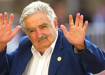 Fue elegido para el Senado en dos comicios consecutivos, pero en 2020, a los 85 años, renunció de manera prematura empujado por la pandemia de covid-19.