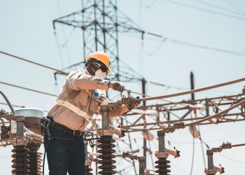 En 2022 las empresas distribuidoras de electricidad solo cobraron el 93.2% de la energía que facturaron.
