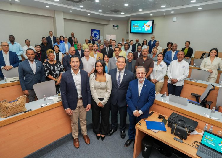 Los participantes recibieron recomendaciones de inversión y ahorro en el mercado de valores.