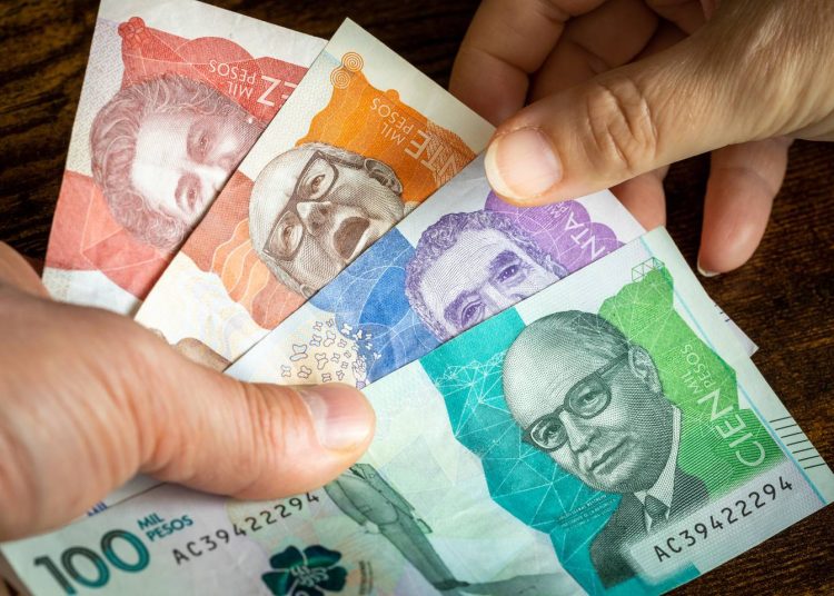 El Gobierno colombiano está estudiando implantar controles de precios para hacer frente a la posible inflación provocada por la subida del salario mínimo.