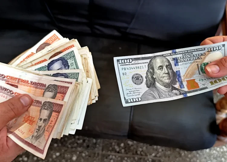 Analistas señalan que el asedio petrolero impuesto por Estados Unidos ha incrementado la incertidumbre económica en Cuba.