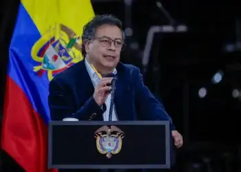"Colombia no romperá relaciones diplomáticas con Venezuela, ni intervendrá en los asuntos internos de ese país, sin invitación", expresó Petro.