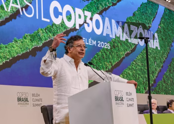 El mandatario también cuestionó a Europa y dijo que es un error que se lleve a los países de ese continente a "invertir en más armas" porque el enemigo no es Rusia sino la crisis climática.