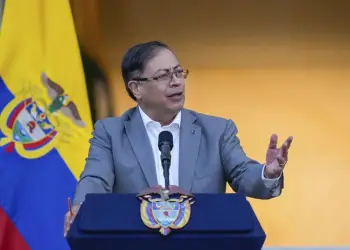 Pidió a Estados Unidos que los colombianos deportados fueran tratados con dignidad.