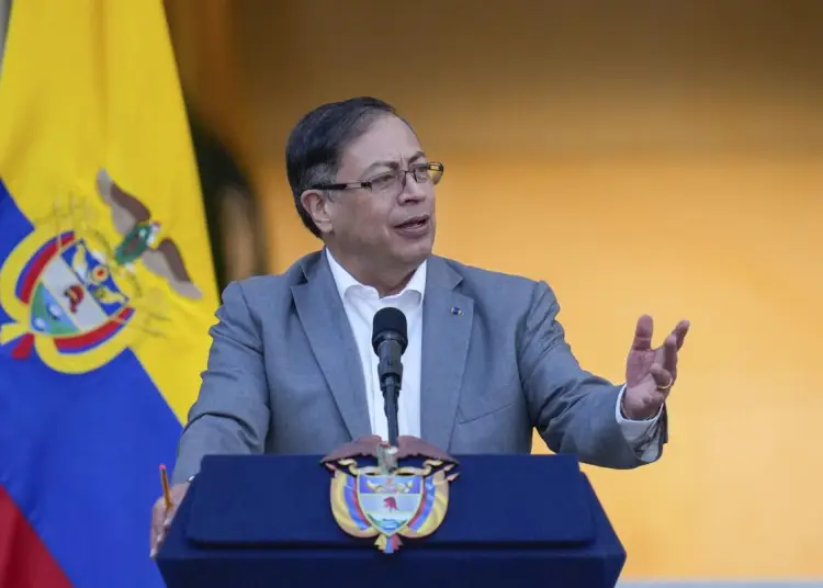 Pidió a Estados Unidos que los colombianos deportados fueran tratados con dignidad.