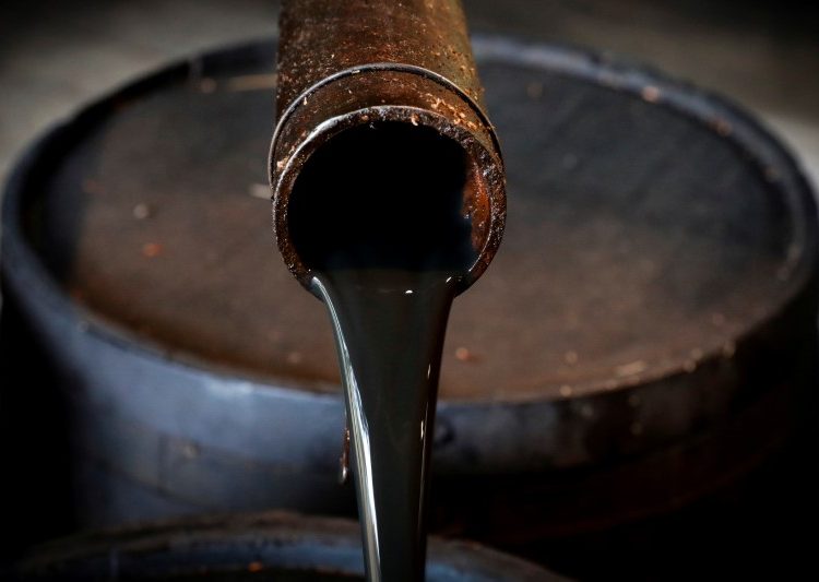 FOTO DE ARCHIVO. El petróleo sale de un pozo original de 1859 de Edwin Drake que lanzó la industria petrolera moderna en el Drake Well Museum and Park en Titusville, Pensilvania, EEUU. 5 de octubre de 2017. REUTERS/Brendan McDermid