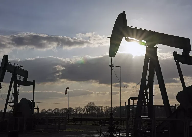 En otros mercados, los contratos de gas natural para entrega en agosto bajaron a US$2.49 por mil pies cúbicos, y los contratos de gasolina con vencimiento el mismo mes bajaron a US$2.16 el galón.