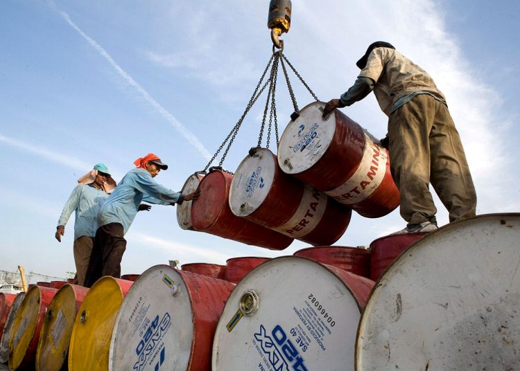 El crudo cayó más de un 6.70% la semana pasada debido a que los temores entre los inversores de una guerra entre Irán e Israel se disiparon y los inventarios de crudo en Estados Unidos aumentaron por una demanda más débil.