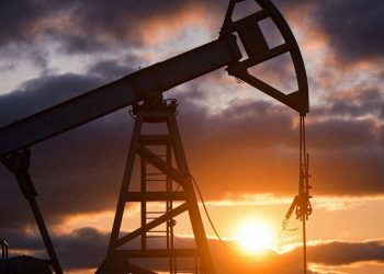 En otros mercados, los contratos de gas natural para entrega en julio bajaban a US$2.49 por mil pies cúbicos, y los de gasolina con vencimiento el mismo mes retrocedían hasta US$2.46 el galón.