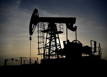 Los contratos de gas natural para entrega en julio subían a US$2.84 por mil pies cúbicos, y los de gasolina con vencimiento el mismo mes bajaban a US$2.43 el galón.