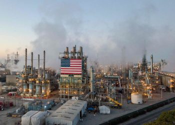Las tensiones geopolíticas por los conflictos en Gaza y Ucrania siguen presionando al alza al mercado de combustibles, según algunos analistas.