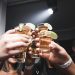 Según la investigación, incluso en adultos sin hipertensión, las mediciones de la presión arterial pueden incrementar de forma más pronunciada con el paso de los años a medida que aumenta el número de bebidas alcohólicas diarias. - Fuente externa.