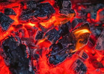 Carbón encendido - Pexels.