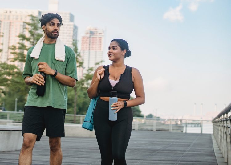 Dos personas caminando - Pexels.