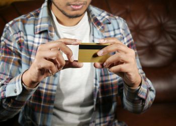 Los compromisos contraídos en tarjetas de crédito, pero en moneda extranjera, pasaron de RD$17,792.8 millones a RD$21,636.4 millones. - Fuente externa.