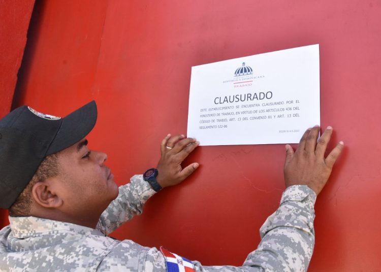 Clausura de la empresa Kington Aluminium por autoridades del Ministerio de Trabajo.