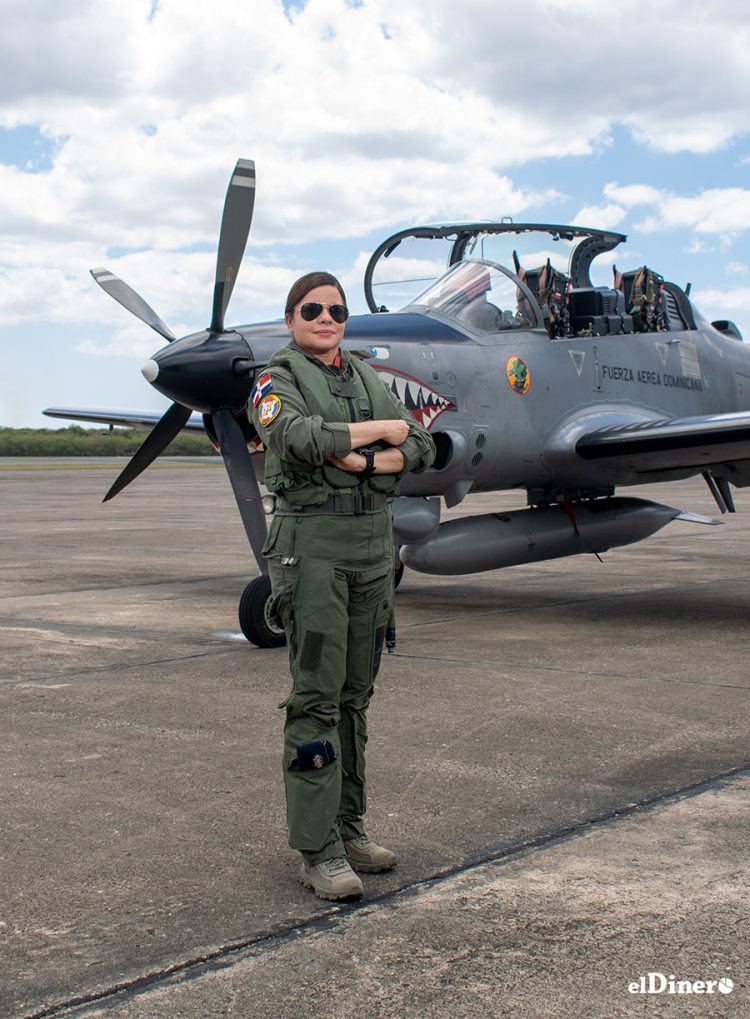 Primera mujer piloto de aviones de combate de la Fuerza Aérea de República Dominicana.​
