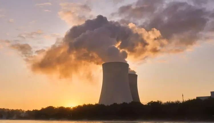El vicepresidente de la sección de Energía de Microsoft, Bobby Hollis, presentó el acuerdo como un hito dentro de su estrategia de desarrollar fuentes de energía libres de carbono.