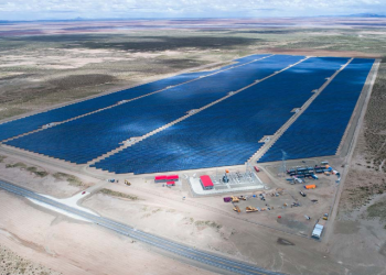 Construcción de planta de energía solar y otra de tratamiento de aguas residuales en el sur de Bolivia.