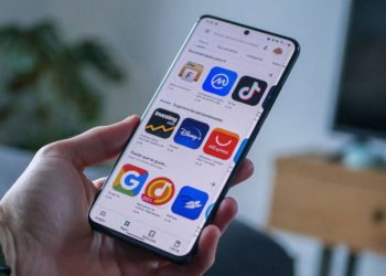 Las tiendas de aplicaciones alternativas instalan estos servicios mediante la descarga de una Android Application Package (APK).