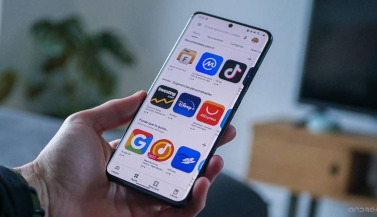 Las tiendas de aplicaciones alternativas instalan estos servicios mediante la descarga de una Android Application Package (APK).