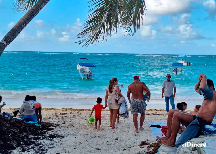 Los turistas son los visitantes que pernoctan por lo menos una noche en el país.