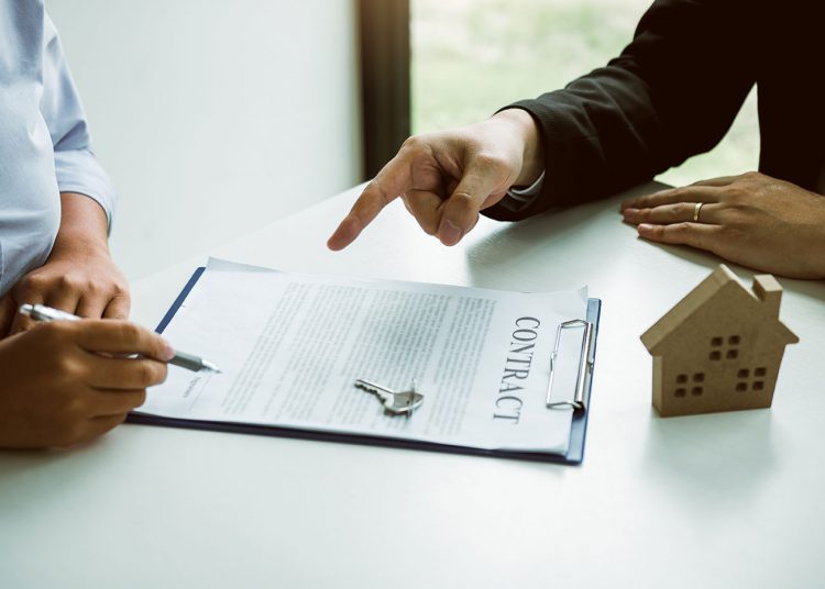 Expertos en finanzas personales y familiares exhortan a quienes desean adquirir su primera vivienda ahorrar, al menos, el monto del inicial. | Vecteezy