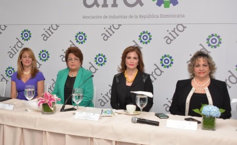 Raissa Crespo, Alejandrina Germán, Circe Almánzar y Alexandra Izquierdo, durante la presentación del Sello de Género en la AIRD.