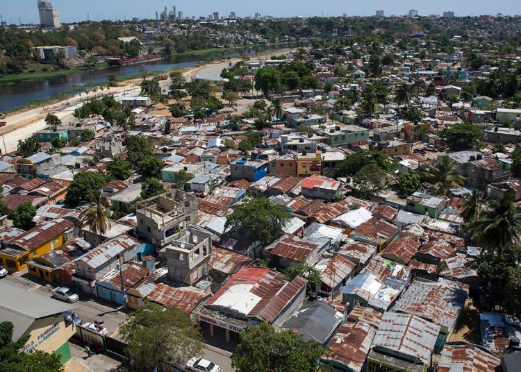 La reducción se debió, principalmente, al crecimiento de los ingresos nominales per cápita de los hogares. - Fuente externa.