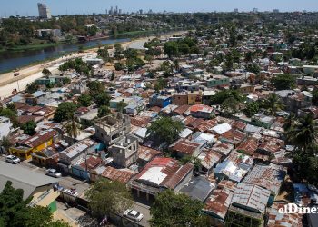 La pobreza monetaria es la situación en que los ingresos de un hogar son insuficientes para adquirir una canasta básica.