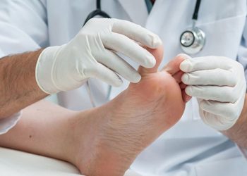De acuerdo con los especialistas consultados, los pacientes mayores de 50 años son los más frecuentes en acudir a consulas de podología.