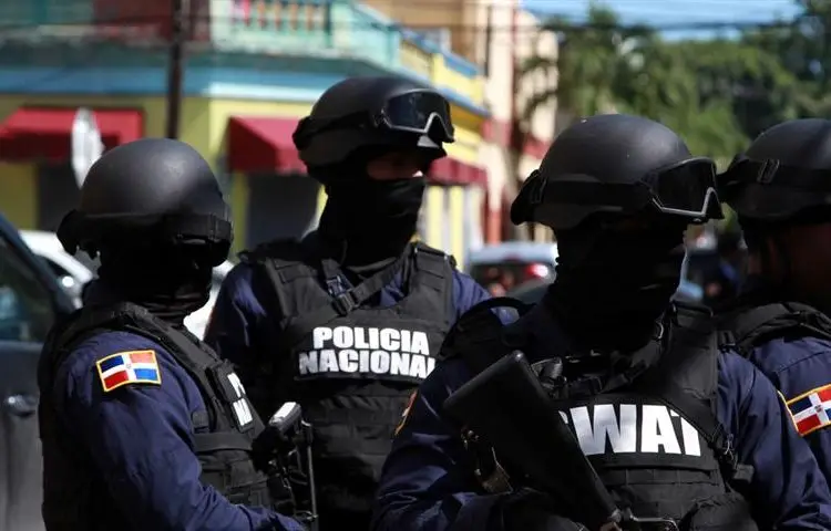 Las autoridades dominicanas, respaldadas por compromisos internacionales como los Objetivos de Desarrollo Sostenible 2030 de las Naciones Unidas, enfrentan el reto de diseñar estrategias que trasciendan la acción policial.