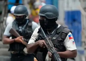 Dos videos que circulan por las redes sociales muestran a presuntos miembros de la banda de la base del Gran Grif, fuertemente armados, celebrando la quema de tanque perteneciente a la fuerza multinacional de apoyo a la seguridad en Haití.
