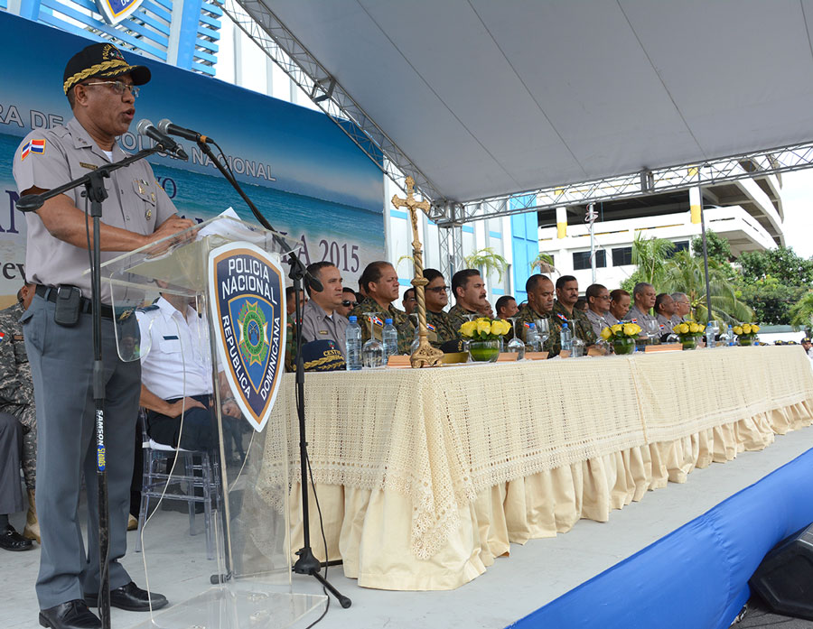 El jefe de la Policía Nacional, Manuel Castro Castillo, da inicio oficial al operativo desde la sede la institución./GABRIEL ALCÁNTARA.