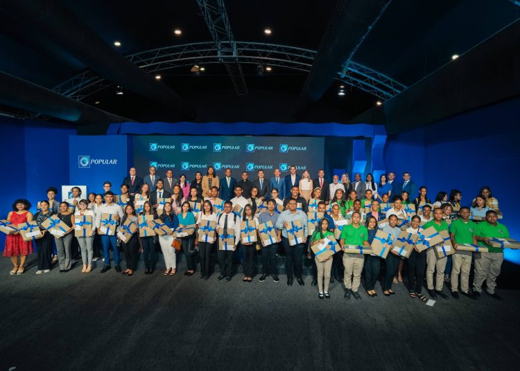 Nuevos integrantes del programa de becas Excelencia Popular junto ejecutivos del Banco Popular, autoridades del sistema educativo y rectores universitarios. | Fuente externa.