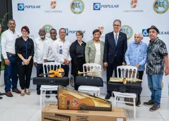 Representantes de la Casa de la Cultura, la Sociedad La Progresista, la Academia de Música y la Escuela de Bellas Artes de la provincia La Vega durante la entrega de los instrumentos musicales.