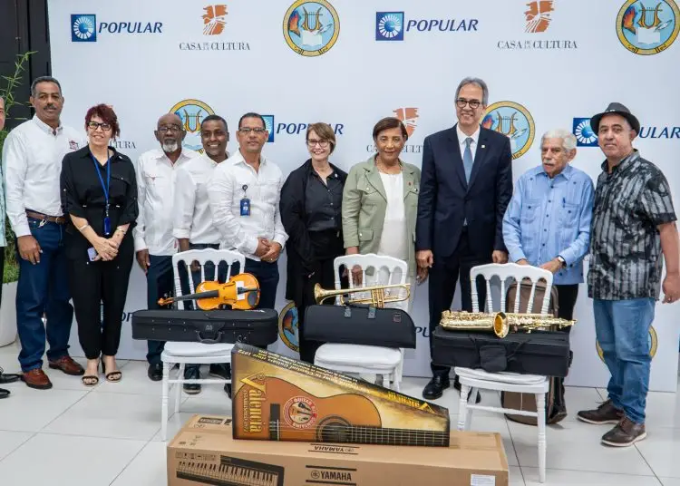 Representantes de la Casa de la Cultura, la Sociedad La Progresista, la Academia de Música y la Escuela de Bellas Artes de la provincia La Vega durante la entrega de los instrumentos musicales.