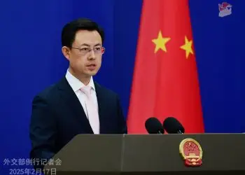 En su rueda de prensa diaria, el portavoz del Ministerio de Asuntos Exteriores chino, Guo Jiakun, declaró que el gigante asiático se opone “firmemente a las subidas de aranceles impuestas por EE. UU.”.