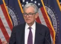 Jerome Powell aboga por cautela ante el impacto del alza del petróleo.
