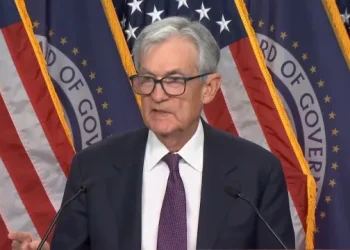 Jerome Powell aboga por cautela ante el impacto del alza del petróleo.