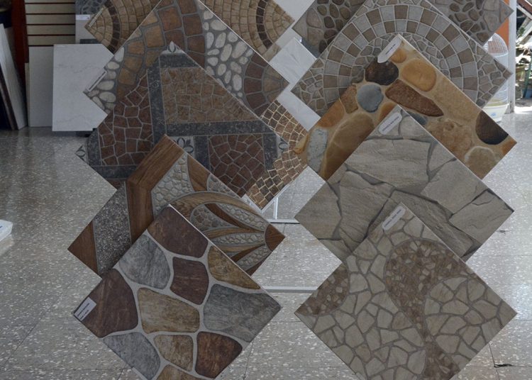 La cerámica de exterior embellece la entrada del hogar. | Lésther Álvarez