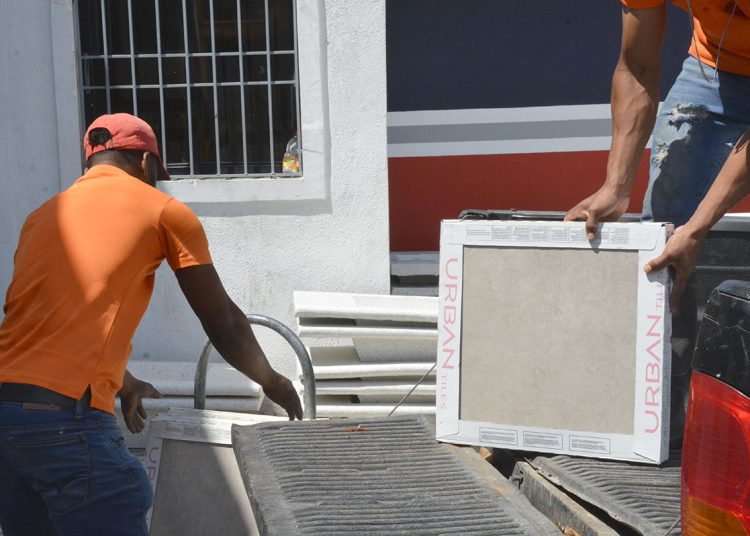 El porcelanato, artículo de alta demanda en la avenida Charles de Gaulle. | Lésther Álvarez